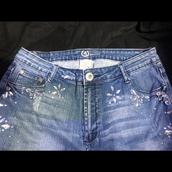 Good Time Capri Jeans with Embellishments - Picture 3 of 5